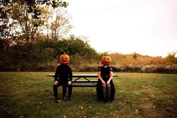 Sesión de foto en pareja con una calabaza en la cabeza