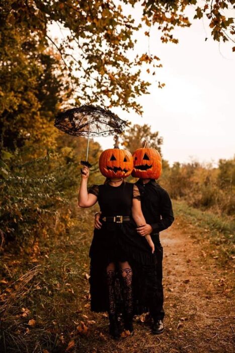 Sesión de foto en pareja con una calabaza en la cabeza