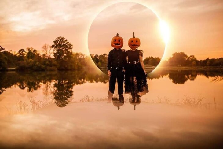 Sesión de foto en pareja con una calabaza en la cabeza