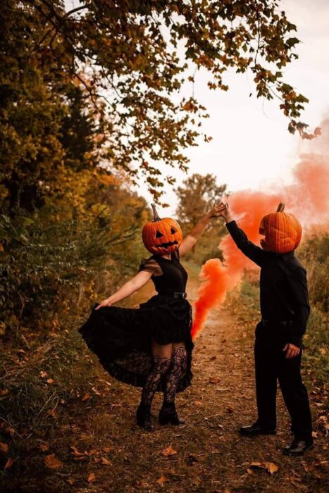 Sesión de foto en pareja con una calabaza en la cabeza