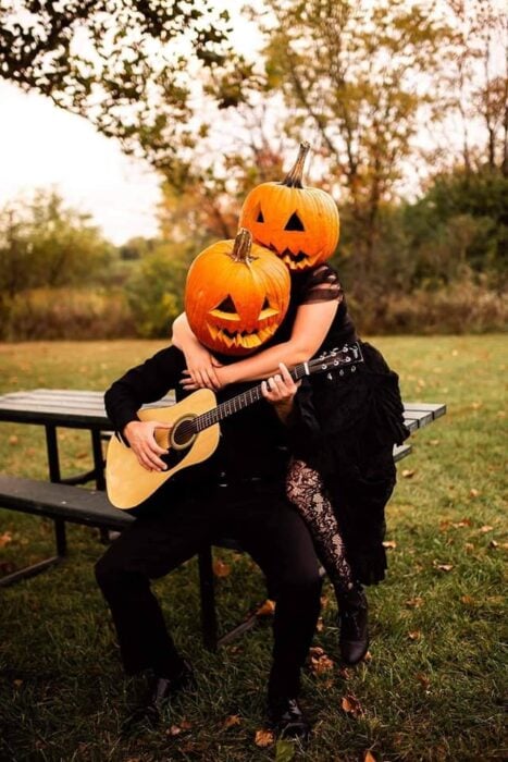 Sesión de foto en pareja con una calabaza en la cabeza