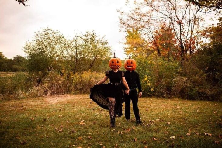 Sesión de foto en pareja con una calabaza en la cabeza