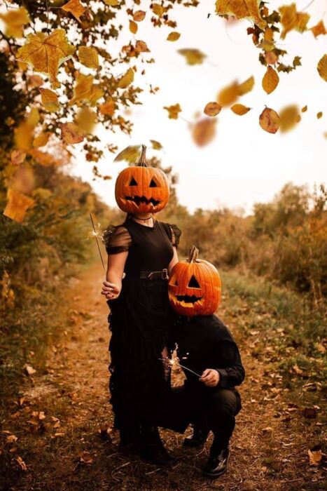 Sesión de foto en pareja con una calabaza en la cabeza