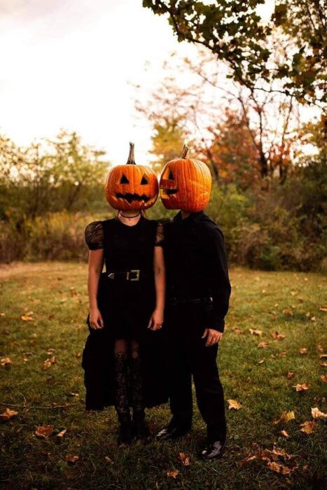 Sesión de foto en pareja con una calabaza en la cabeza