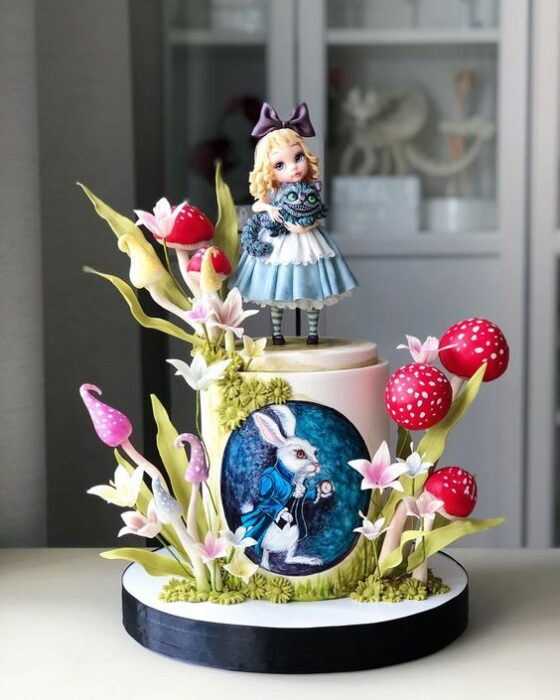 Pastel de fondat con oblea impresa inspirado en Alicia en el país de las maravillas