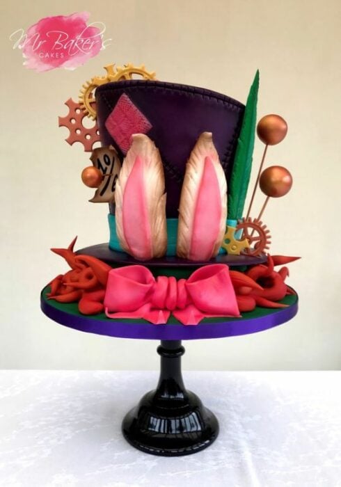 Pastel en forma de sombrero inspirado en el señor conejo de Alicia en el país de las maravillas