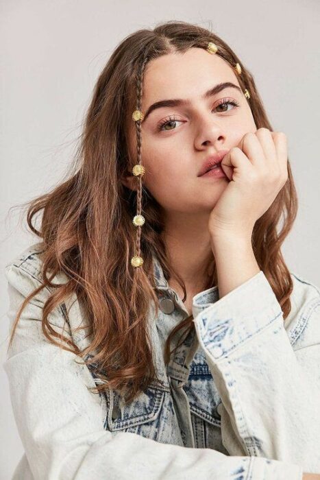 chica con trenzas delgadas al frente