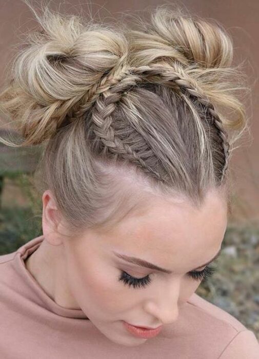 chica con cabello recogido y dos trenzas superiorires