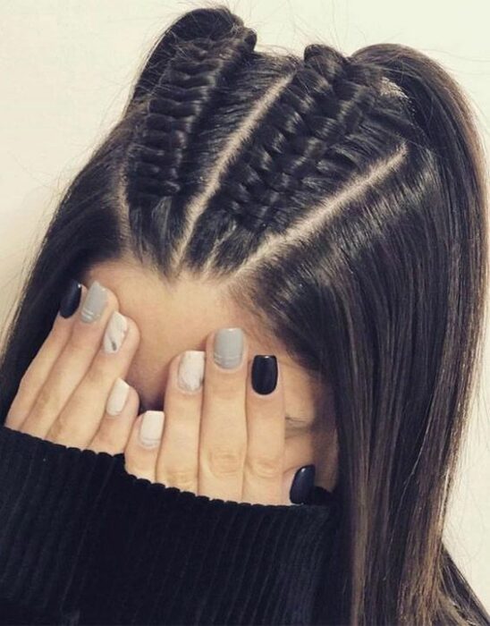 Chica con media coleta a dos trenzas