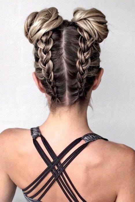 Chica con doble bun decorado con trenzas inversas