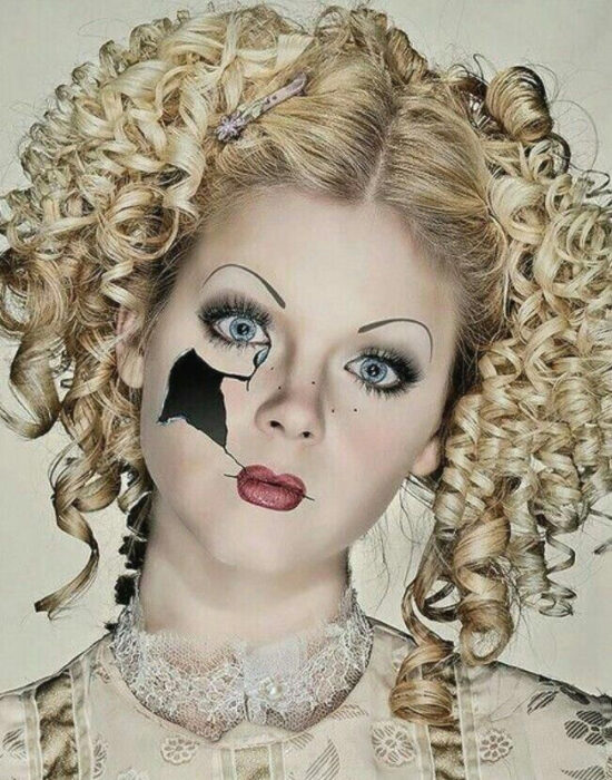 Chica con un maquillaje y peinado de Hallooween como el de una muñeca 