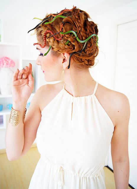 Chica usando el cabello trenzado con decoraciones de vivoras 
