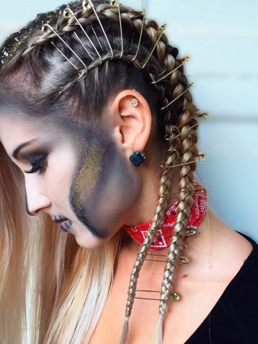 Chica con un peinado de trenzas decorado con broches 