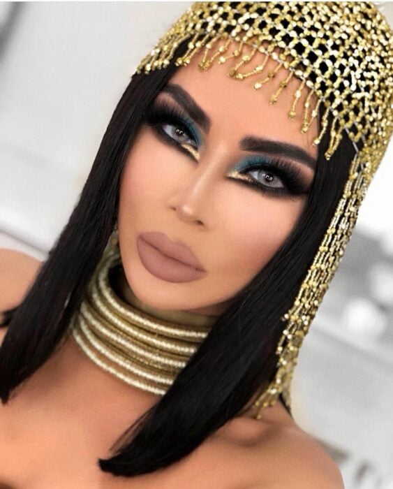 Kim Kardashian usando un disfraz de cleopatra 