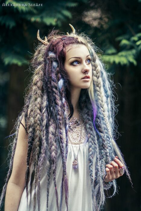 Chica con el cabello en diferentes trenzas y unos cuernos de venado