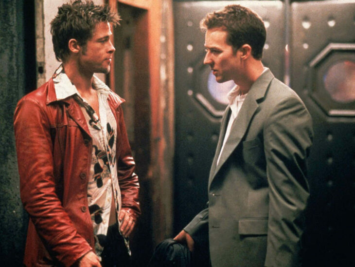 Escena de la película El club de la pelea. Brad Pitt y Edward Norton conversando 