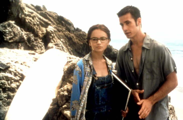 Escena de la película She's all that. Pareja disfrutando de un día en la playa 