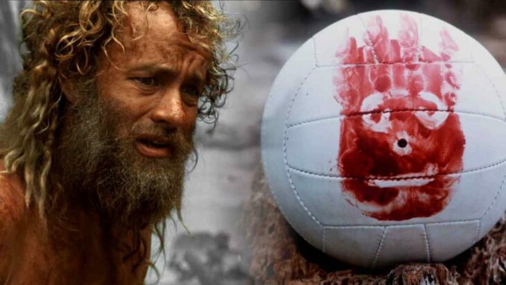 Escena de la película Naufrago. Hombre viendo a su balón de voleibol