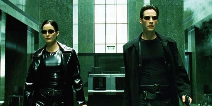 Escena de la película Matrix. Neo y Trinity esperando afuera de un elevador 