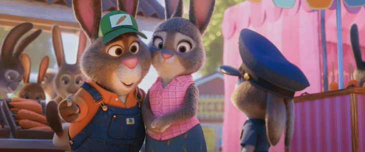 Papás de Judi de Zootopia viendo a su hija coneja vestida como policía 