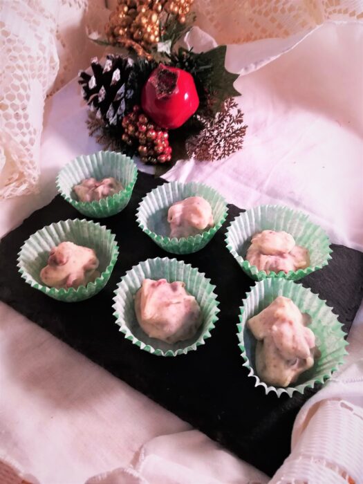 Rocas de chocolate blanco con cubierta de fresa