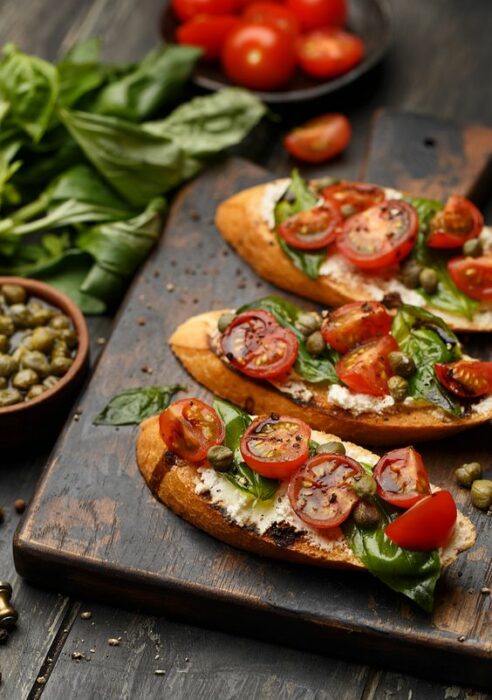 Montaditos de queso con pesto y tomate