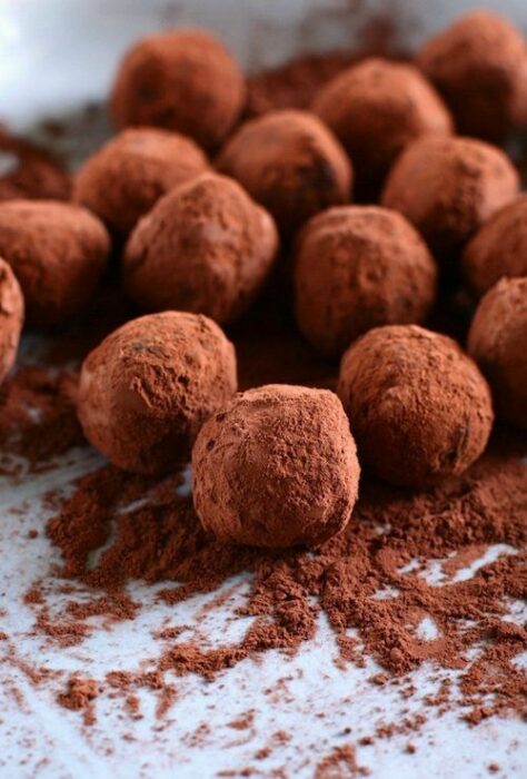 Trufas de chocolate con cacao en polvo; postre de cocción sin horno