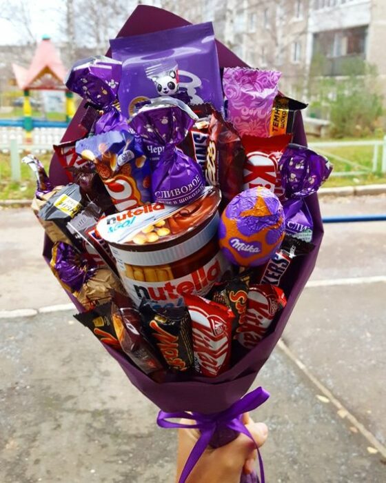 Ramos de chocolates con un bote de Nutella envueltos en una cartulina morada con un moño morado también