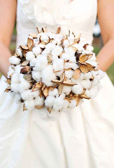 Ramo de novia hecho de bolitas de algodón combinadas con flores doradas