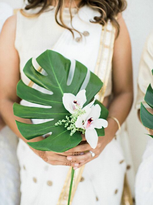 Ramo de novia hecho con una hoja grande y dos orquídeas de color blanco