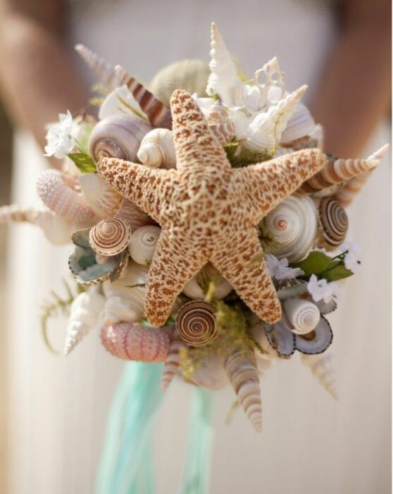 Ramo de novia hecho con conchas de mar y una estrella de mar 