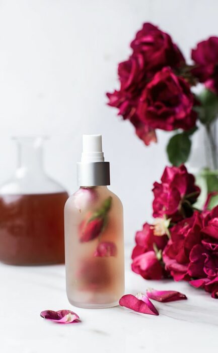 Agua de rosas para desmanchar axilas; remedios naturales