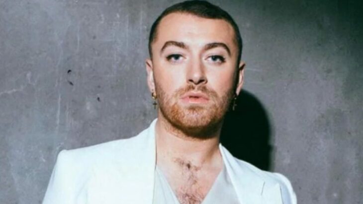 Sam Smith con traje sastre blanco