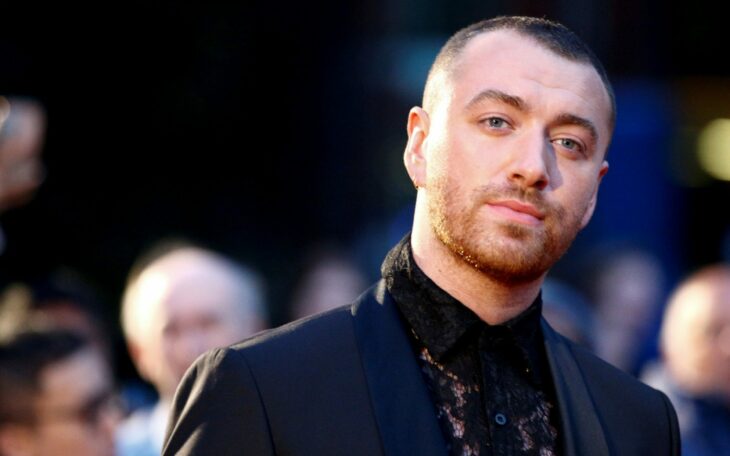 Sam Smith con traje sastre negro