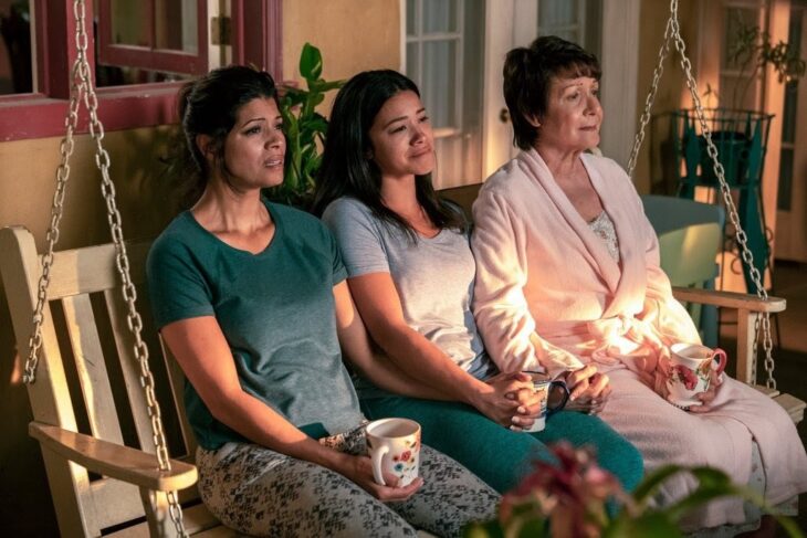 escena de la serie Jane The Virgin con tres chicas sentadas en un sofá 