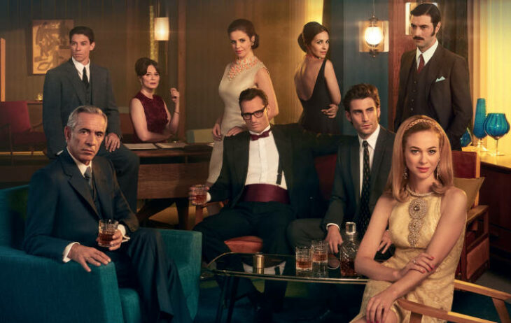 Escena de la serie Galerías Velvet con el elenco reunidos en un bar