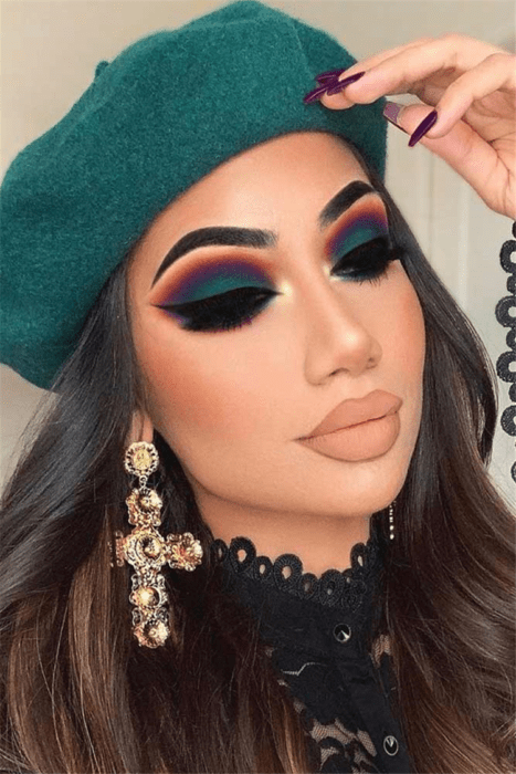 Chica con los ojos maquillados al estilo Smoke Eyes en tonos verdosos y azules 