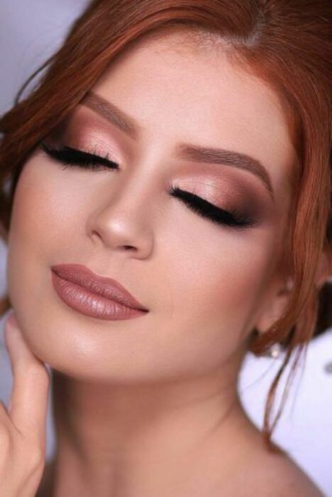 Chica con los ojos maquillados al estilo Smoke Eyes en tonos rosas con dorado