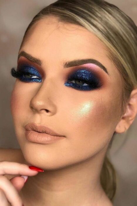 Chica con los ojos maquillados al estilo Smoke Eyes en color azul con tonos rosados 