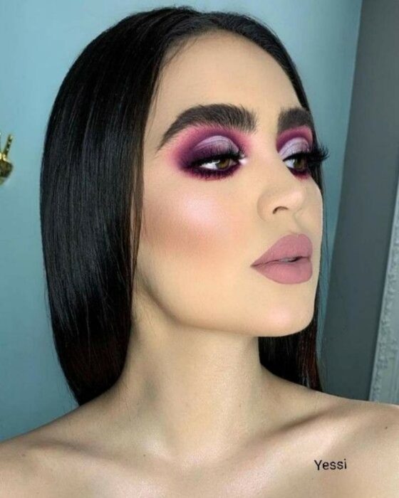 Chica con los ojos maquillados al estilo Smoke Eyes en tonos morados 