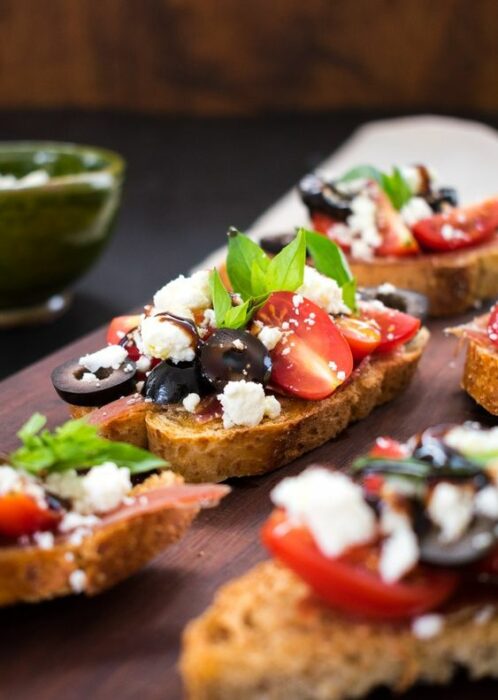 Montaditos de queso cabra y aceitunas; snacks con los que no romperás la dieta