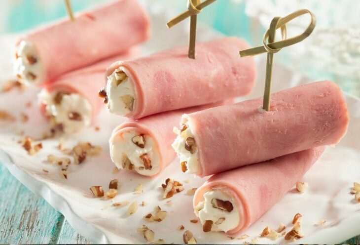 Rollitos de jamón con queso crema y nuez; snacks con los que no romperás la dieta