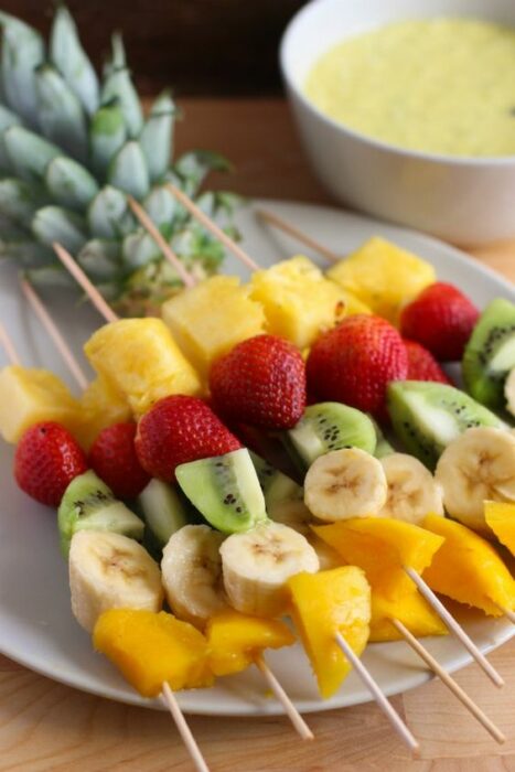 Banderillas de frutas para una colación; snacks con los que no romperás la dieta