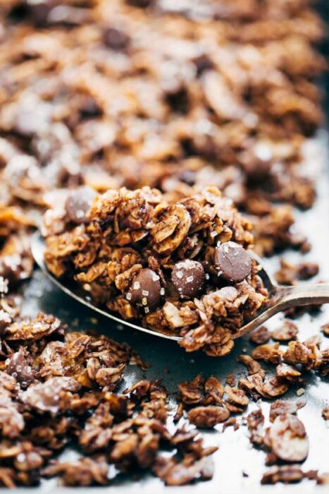 Granola con chocolate hecha en casa; snacks con los que no romperás la dieta