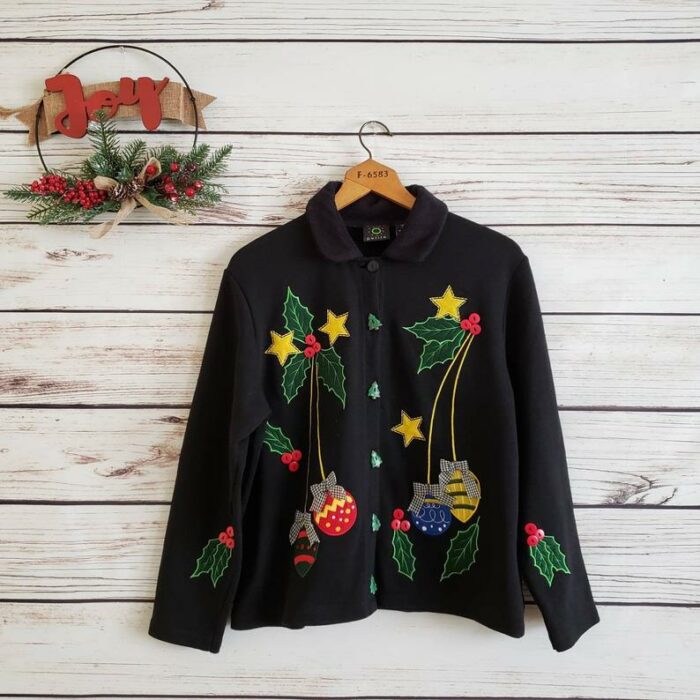 Blazer navideño en tono negro decorado con esferas de colores