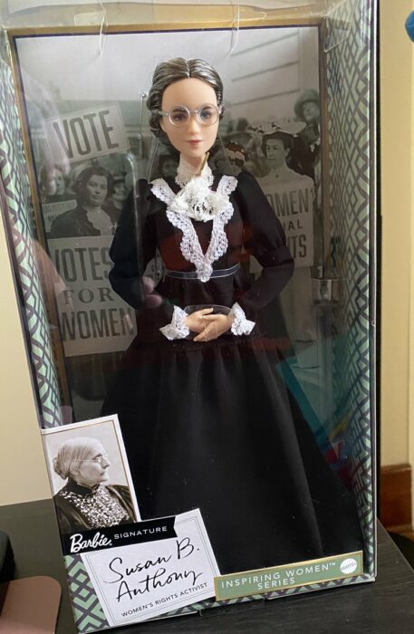 Muñeca Barbie inspirada en Susan B. Anthony en su caja 