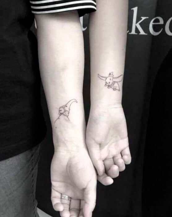 Tatuaje complementario de Bambie y su mamá sobre la muñeca