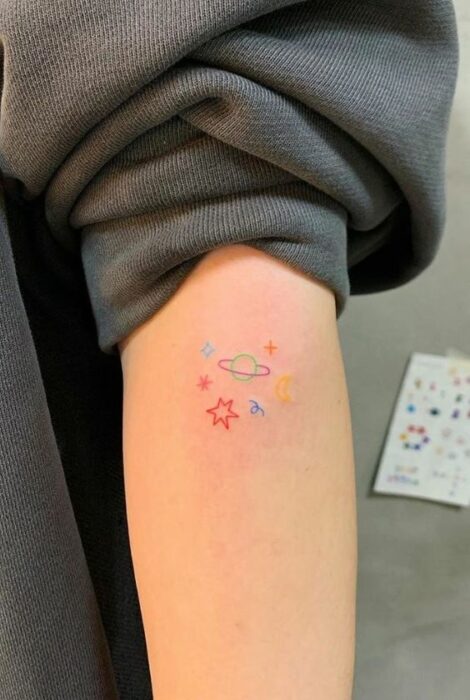 Tatuaje pequeño sobre el antebrazo de una galaxia