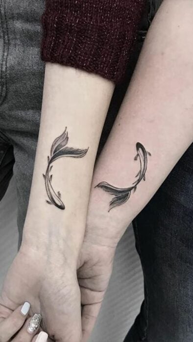 Tatuaje complementario de peces sobre la zona del antebrazo