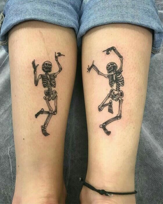 Tatuaje complementario de esqueletos bailando sobre la zona del antebrazo